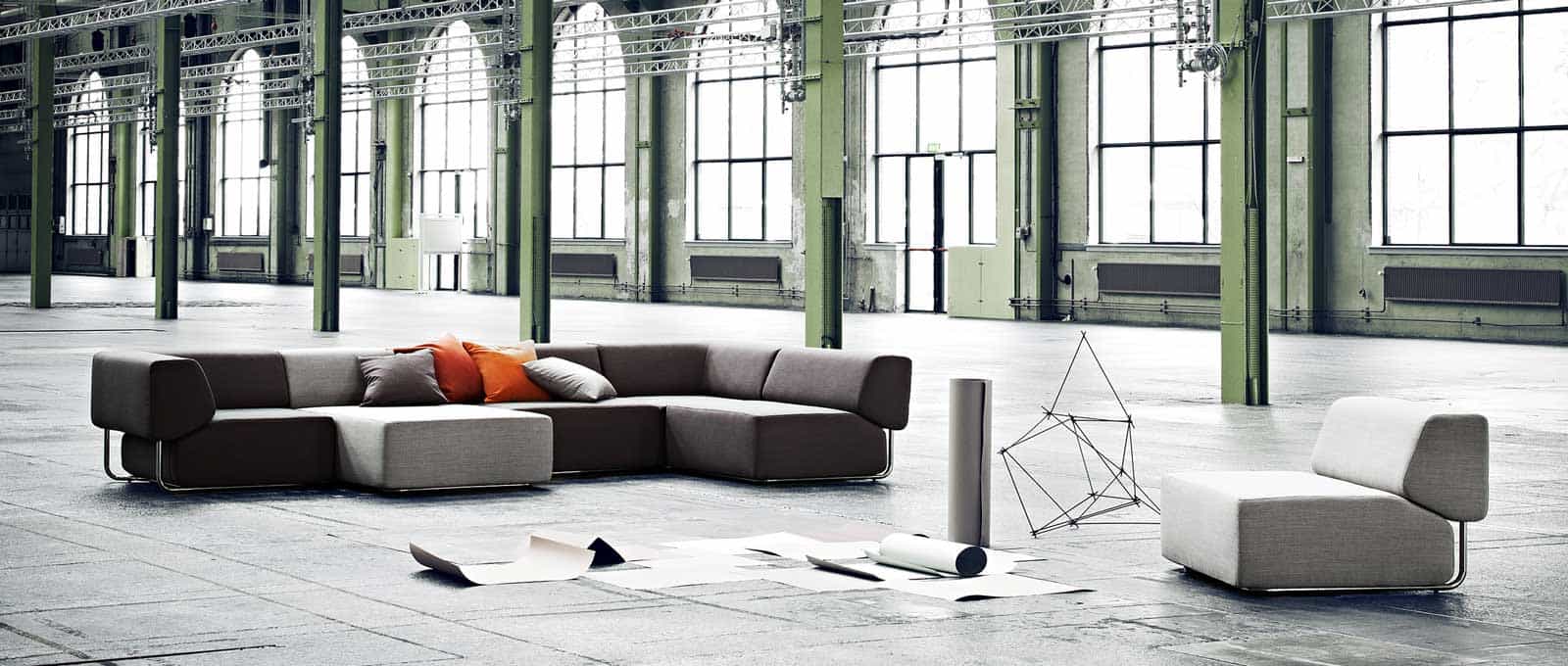 Kontrastfarbige Stoffe von Softline bringen Spannung in die Zusammenstellung des NOA Modulsofas