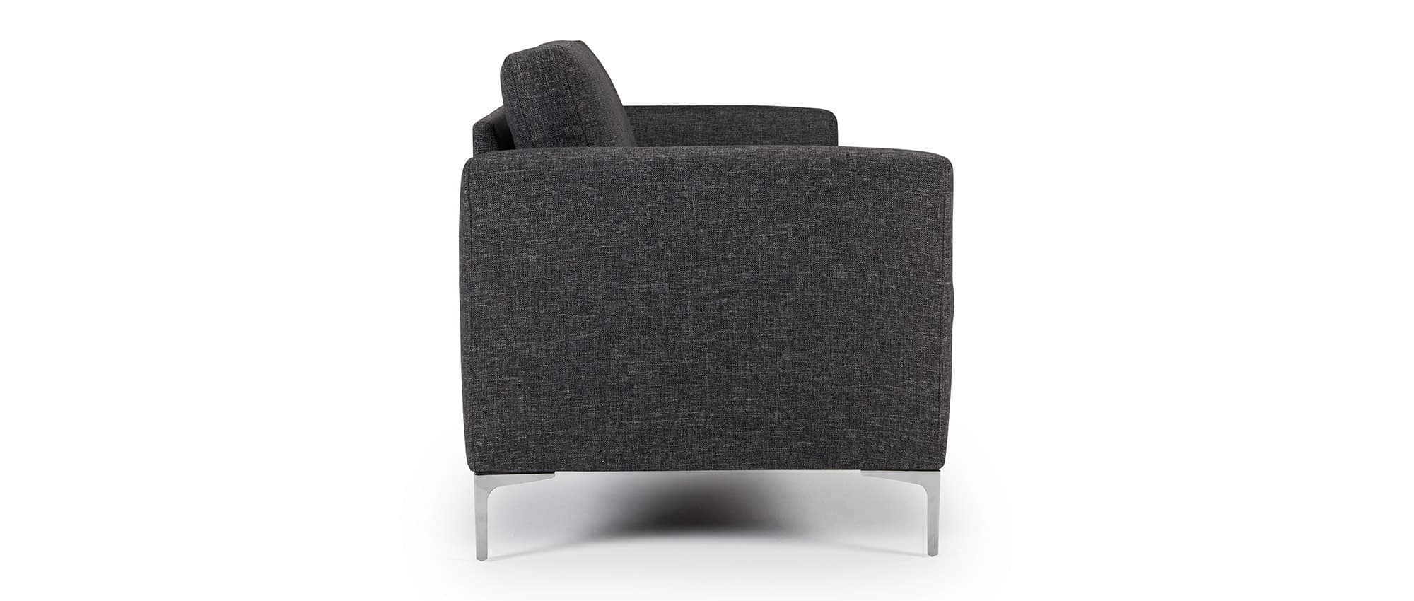 Das TRELLEBORG Designer Sofa hat breite Armlehnen und schmale Metallfüße in Chrom oder mattschwarz