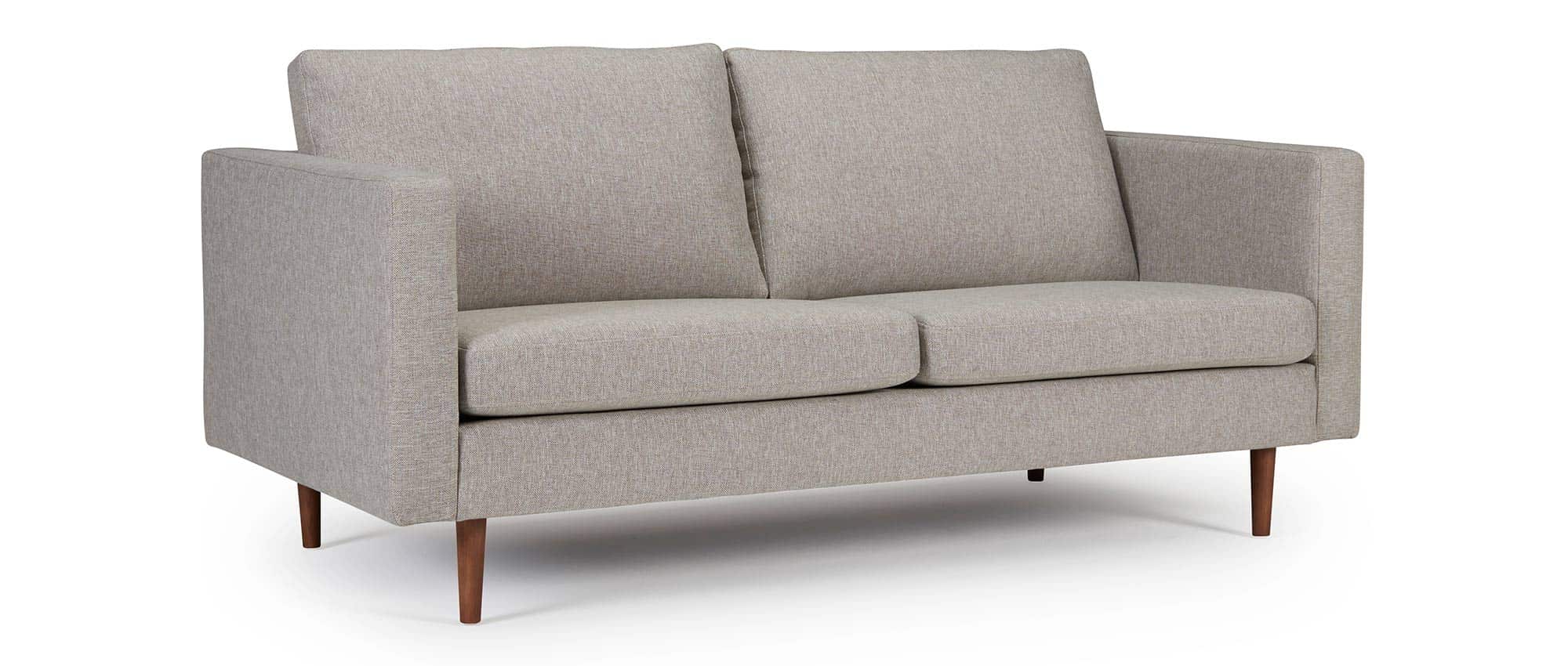 Das HALMSTAD 2,5-Sitzer Sofa mit eckigen Polsterarmlehnen und dunklen Holzfüßen