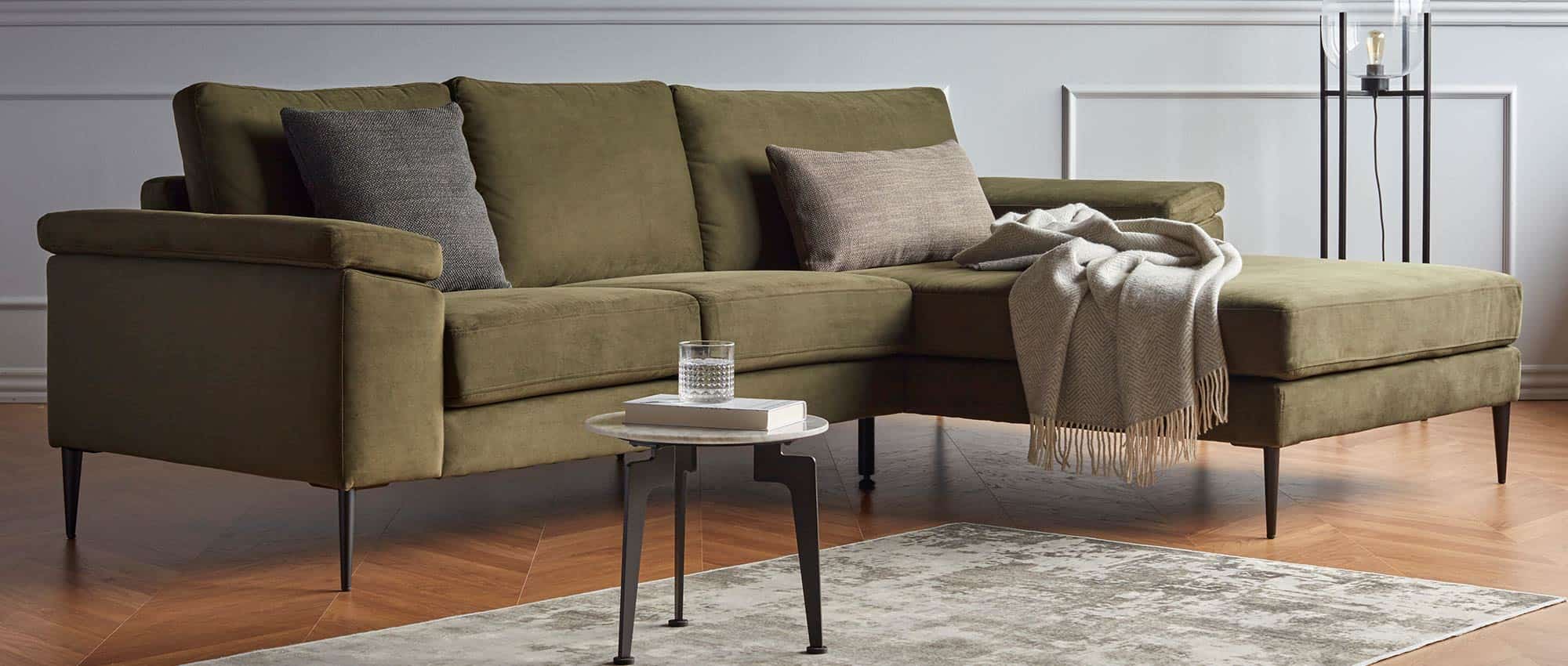 Das TRONDHEIM 2-Sitzer Designer Sofa mit Longchair rechts, schwarzen Metallfüßen, breiten Armlehnen mit Kissen 