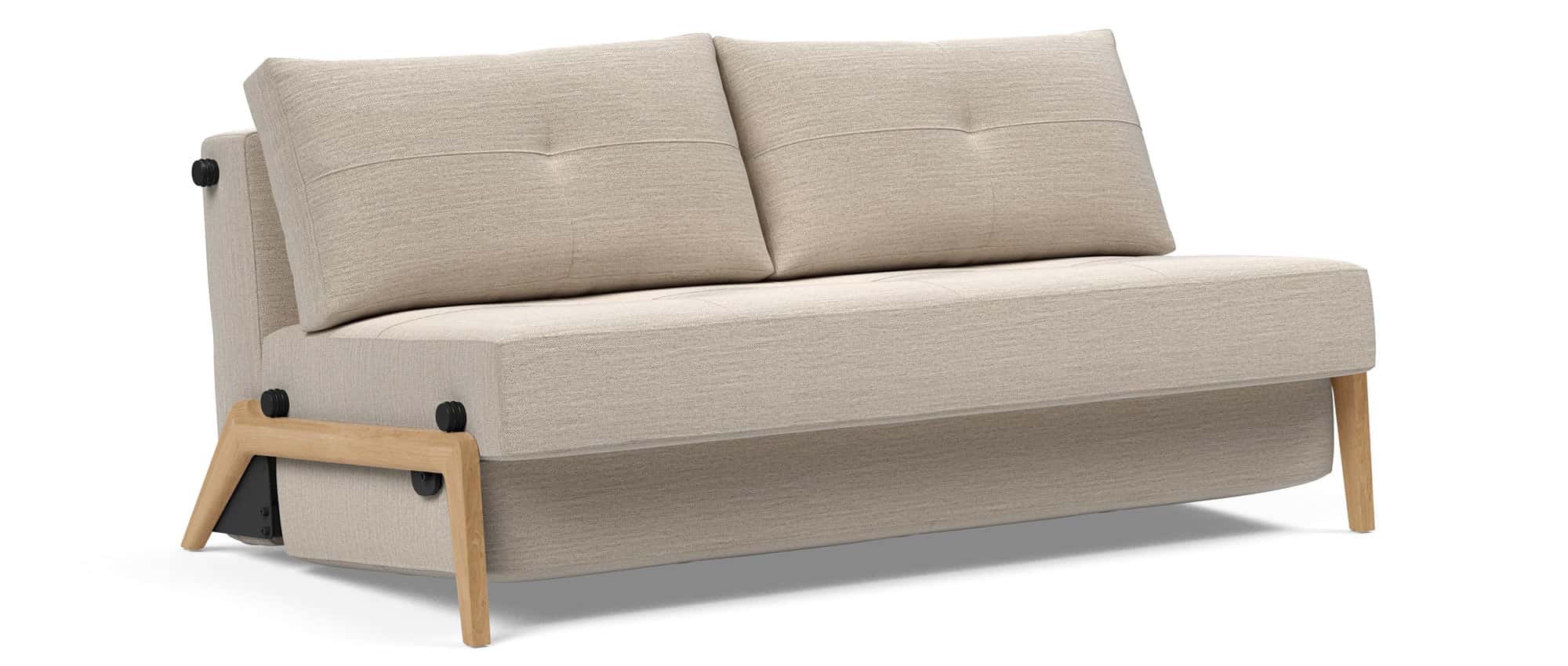 Das CUBED 02 Schlafsofa 160 im Stoff Blida Linen Sandgrau (612) und mit hellen Eichenholzfüßen