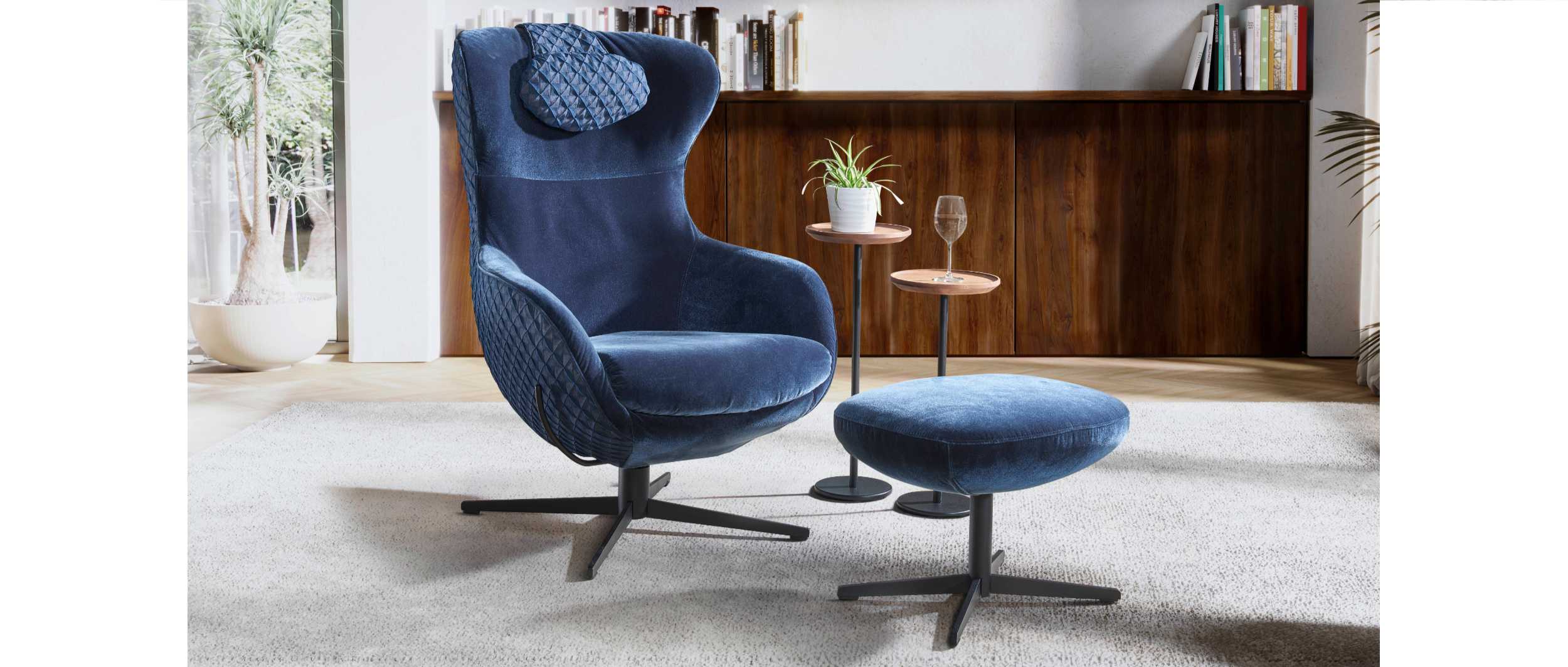 Gemütlich, stylisch, elegant und modern - JESTER Hocker mit Ohrensessel von signet