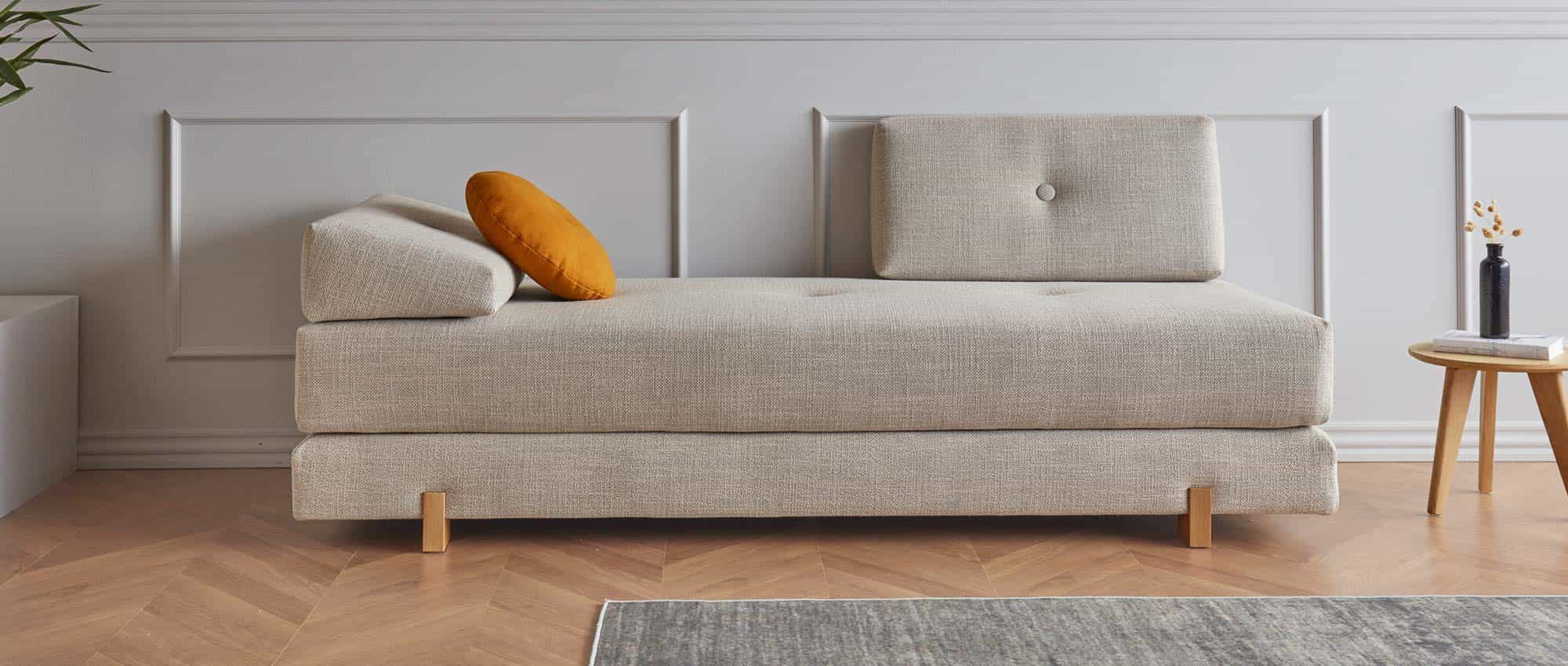 Nordisches Design: Das SIGMUND Schlafsofa von Innovation mit hellen Eichenholzbeinen im Stoff Kenya Gravel (579)