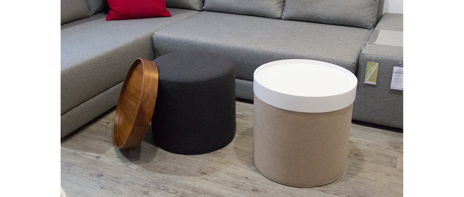 Zusammen mit dem DRUM Tablett kann der DRUM Hocker von Softline auch als Beistelltisch verwendet werden