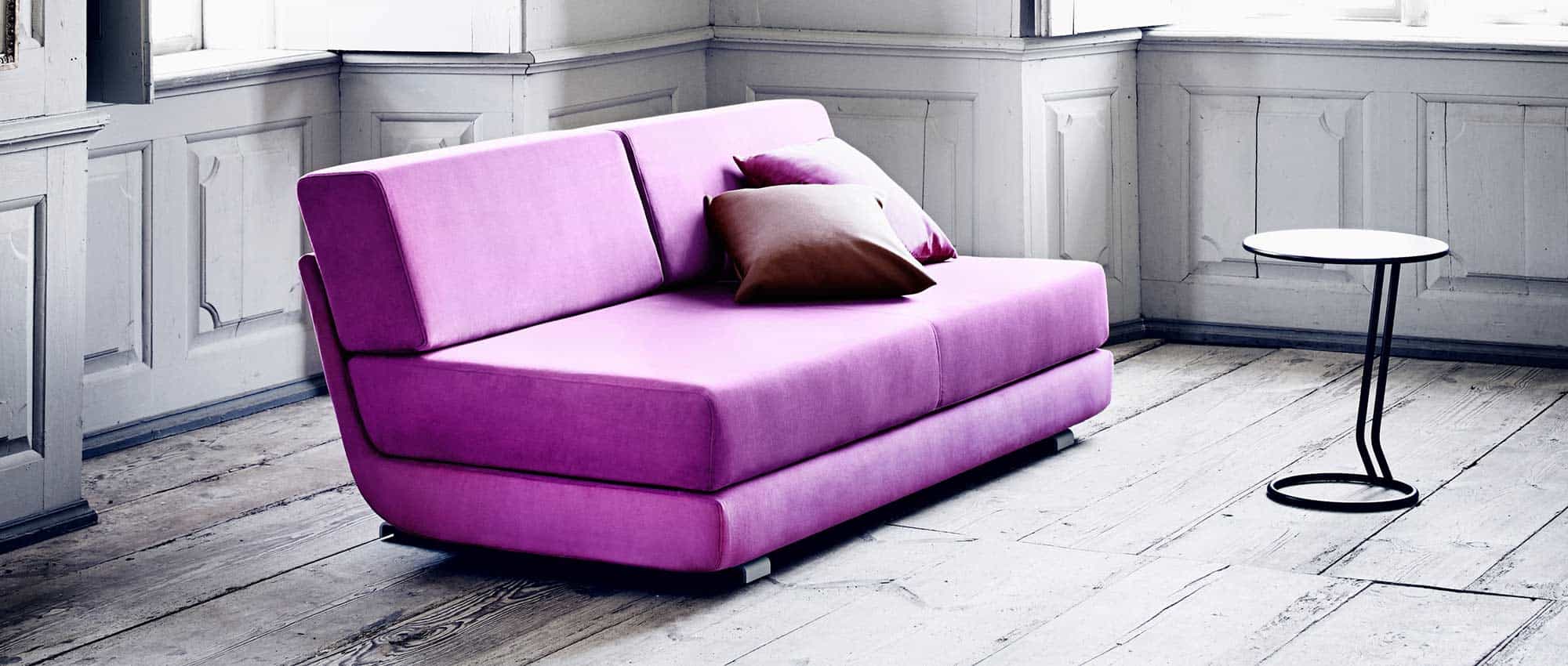 Das LOUNGE PLUS Sofa von Softline ist eine geradlinige, moderne Sofavariante