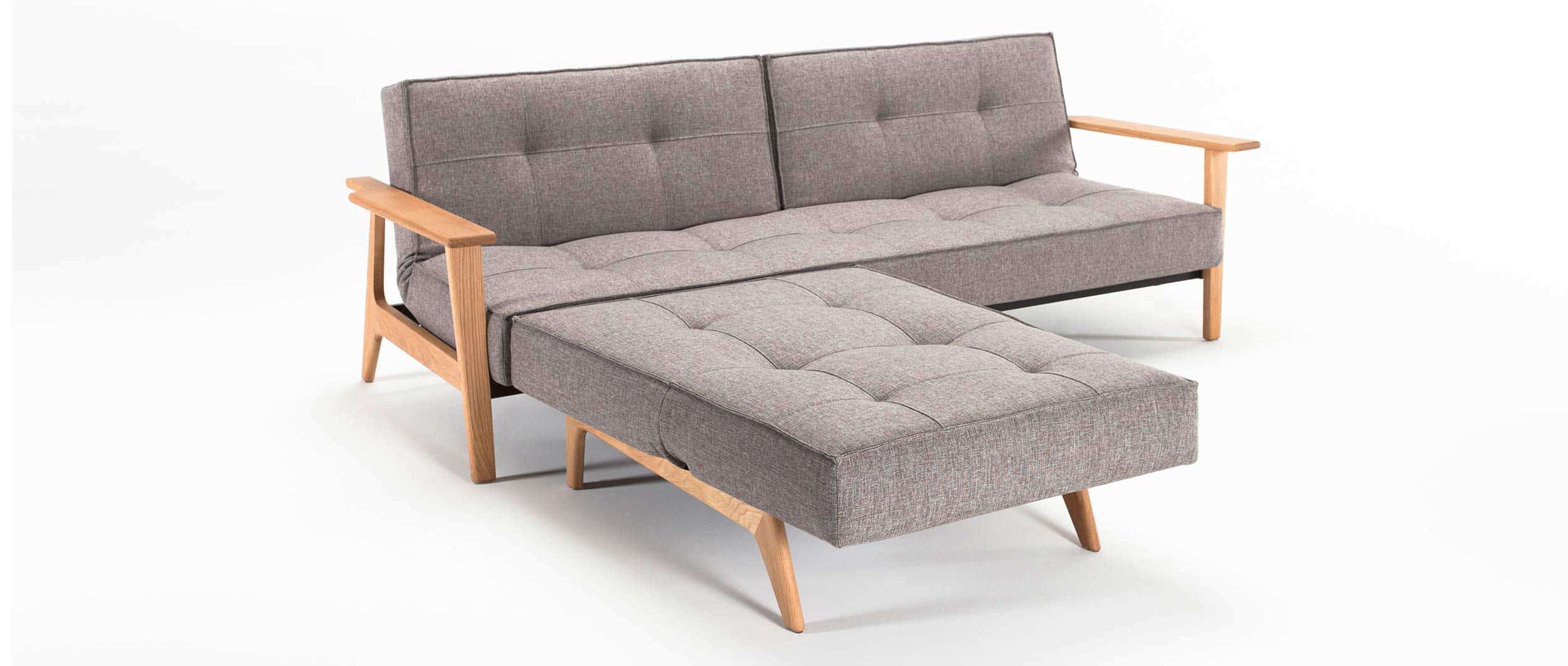 Das SPLITBACK Sofa mit hellen Frej-Holzarmlehnen und passendem Sessel (heruntergeklappt) mit hellen Eik - Eichenholzbeinen - Stoff Mixed Dance Grau (521)