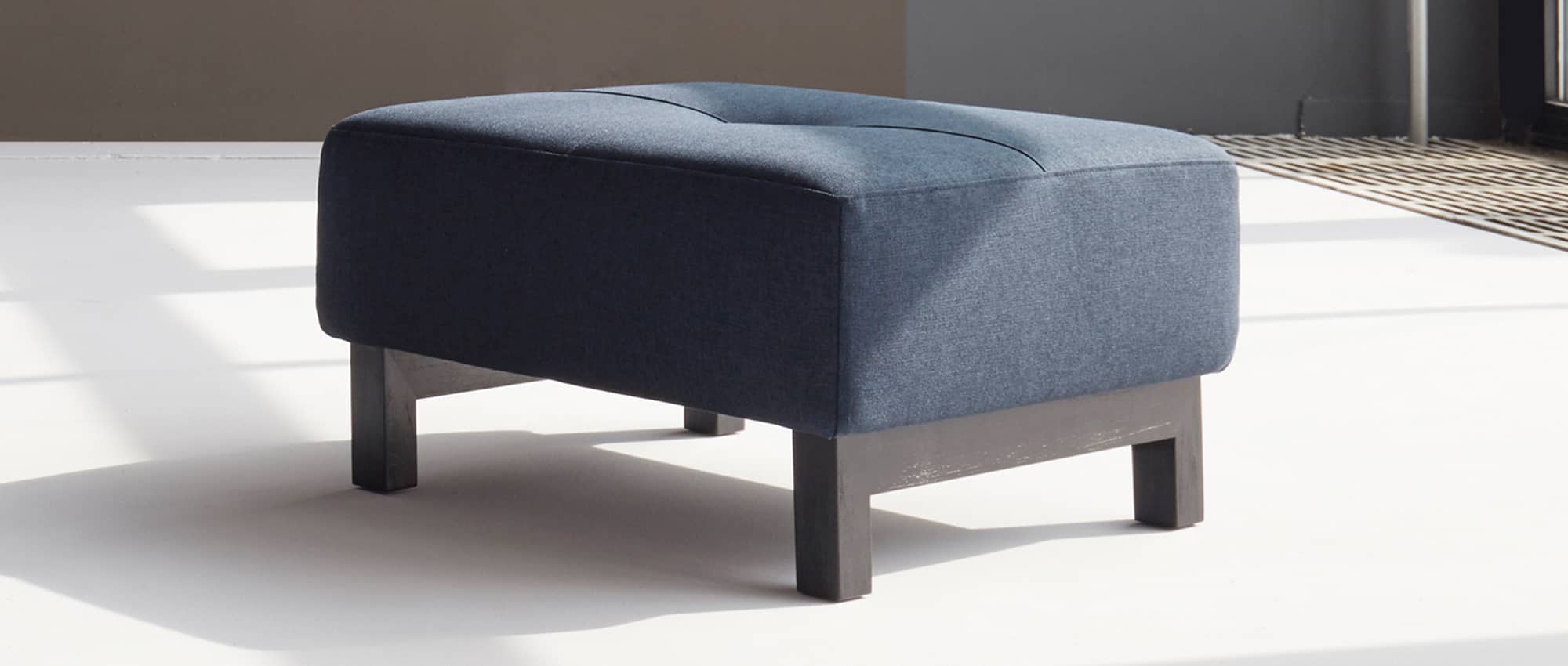 Der BIFROST DELUXE EXCESS Hocker von Innovation im Stoff Mixed Dance Blue (528)
