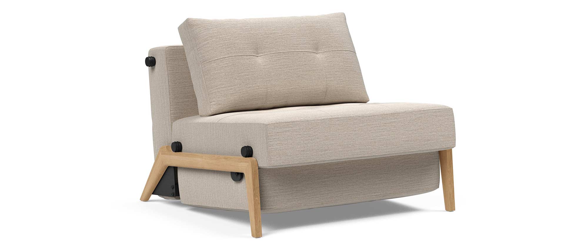 Der CUBED 02 Schlafsessel von Innovation im Stoff Blida Linen Sandgrau (612) und mit hellen Eichenholzfüßen