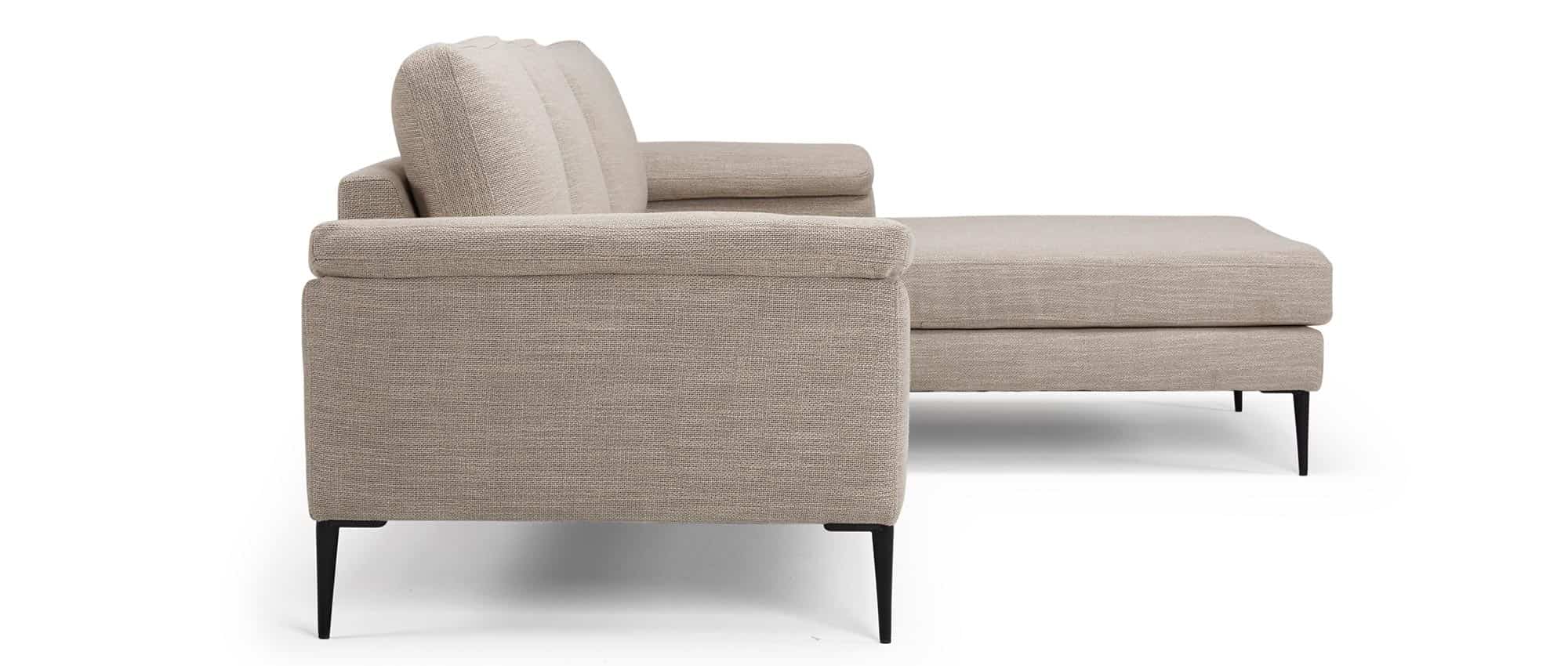Das TRONDHEIM Designer Ecksofa besitzt breite oder schmale Armlehnen und spitze Holz- oder Metallfüße