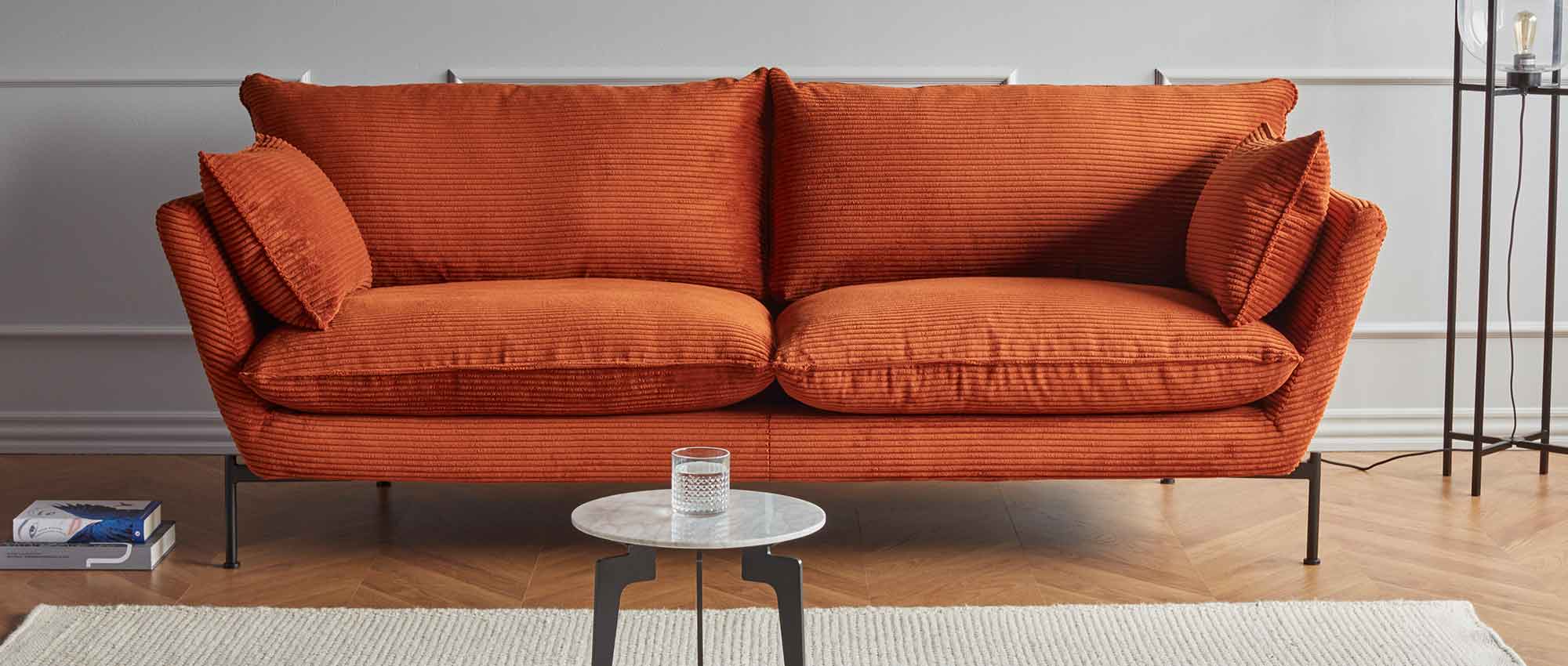 Hier zu sehen: Die FALUN 3-Sitzer Couch im Stoff Cord - Burnt Orange (595)