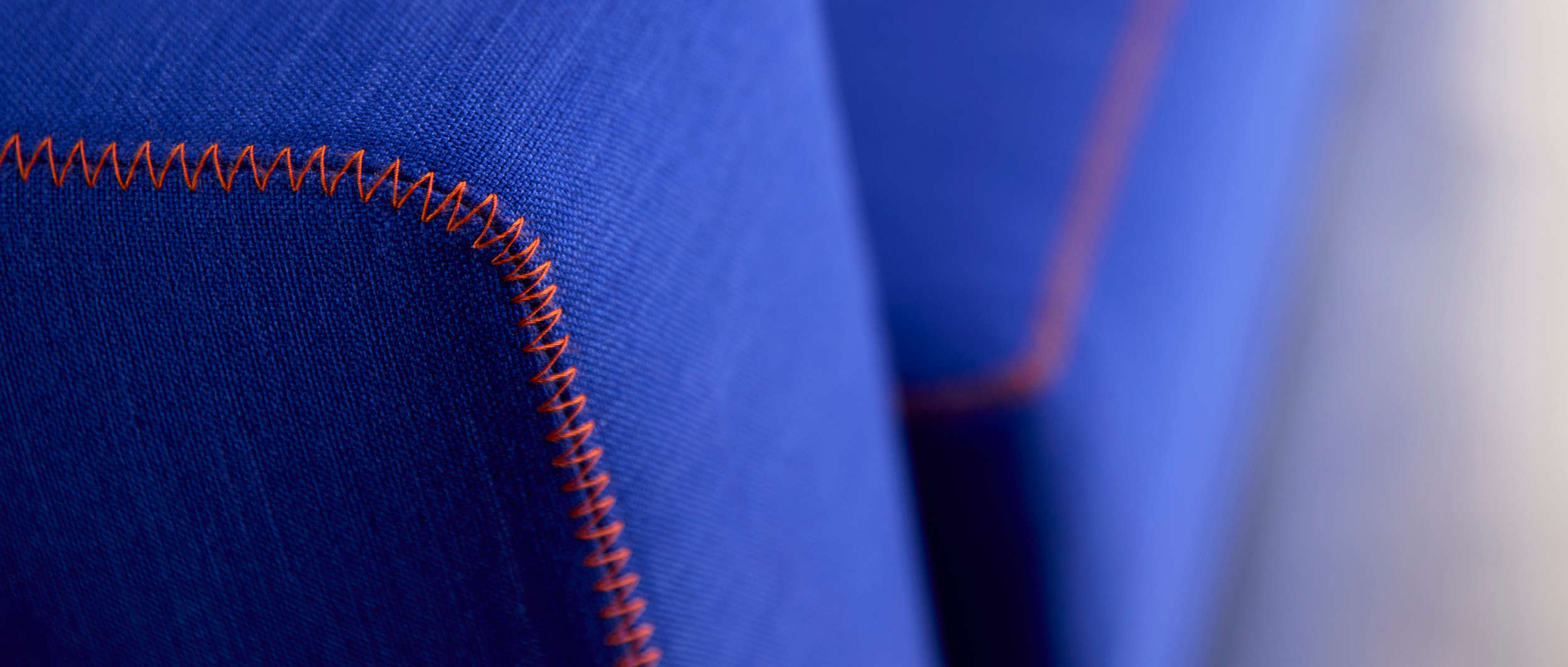 Ein absoluter Hingucker ist die auffällige Ziernaht in leuchtendem Orange, die das NEAH X Schlafsofa einzigartig macht