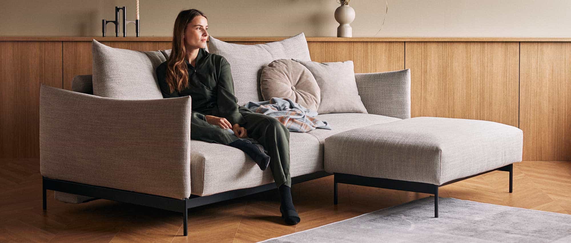 Das skandinavische MALLOY Lounge Eckschlafsofa von Innovation hier im Stoff Kenya Gravel (579)