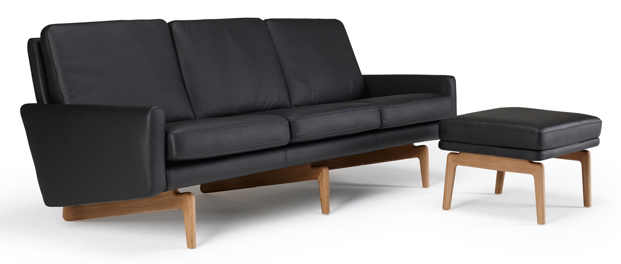 Der KOPENHAGEN Hocker passt sehr gut zu den KOPENHAGEN Sofas mit Polsterarmlehnen